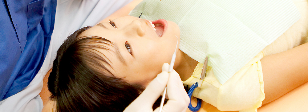 こどもの定期検診家族ではじめよう!予防歯科 赤ちゃんの頃からむし歯にならないよう適切な指導を受けることがお子さまの歯を守る最善な方法です。小さなお子さまを連れて、歯科医院に通う事はとても大変です。しかし、むし歯になってしまったらもっと大変です。